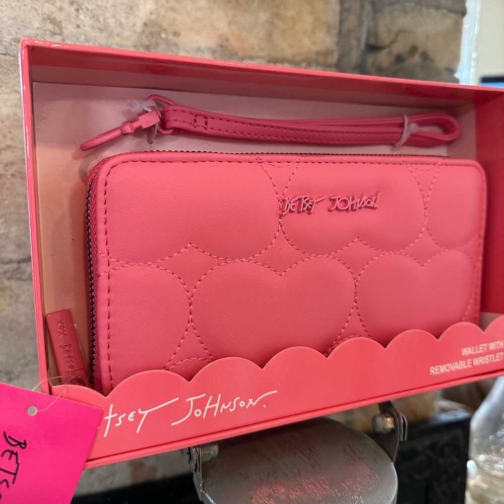 Betsey Johnson Boxed Vibrant Pink Heart Zip Around Wallet - Picture 3 of 4